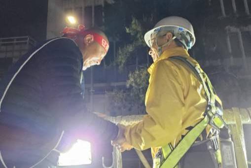 ▲권영국 민주노동당 대선후보가 고진수 민주노총 서비스연맹 관광레저산업노조 세종호텔 지부장을 만나고 있다. ⓒ민주노동당 제공