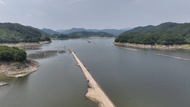 ▲ 수면 위로 드러난 영주댐 내부 도로와 말라붙은 수몰림이 댐 수위 저하를 보여주고 있다. 영주시는 수질오염과 안전사고를 예방하기 위해 7월 1일부터 영주댐 저수구역을 낚시금지구역으로 재지정할 예정이다. ⓒ 영주시(사진제공)