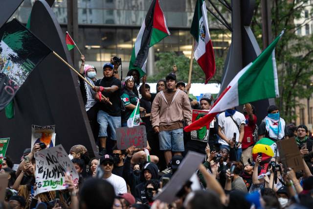 ▲10일(현지시간) 미국 일리노이주 시카고에서 이민자 권리를 지지하는 시위대가 모였다. 몇몇 시위 참여자는 이민자들의 뿌리를 상징하는 멕시코 국기를 들고 있다. ⓒAFP=연합뉴스