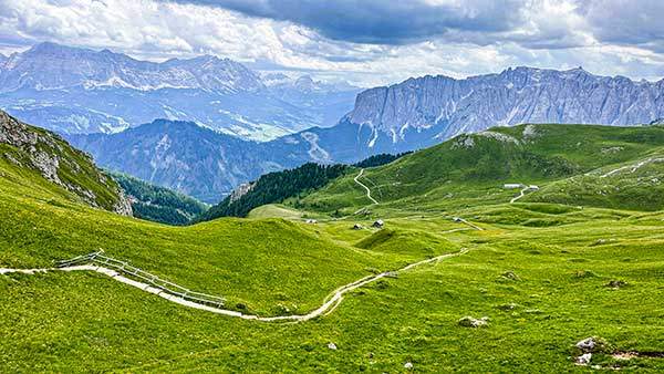 돌로미티 초원 위의 트레일은 마치 누군가 한 붓으로 길을 그어놓은 것처럼 이어져 있다.