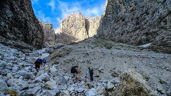 3일차 제노바산장에서 브론소이고개로 내려섰다가 다시 올라가는 포르첼라 메달게스 구간을 힘겹게 오르고 있다.