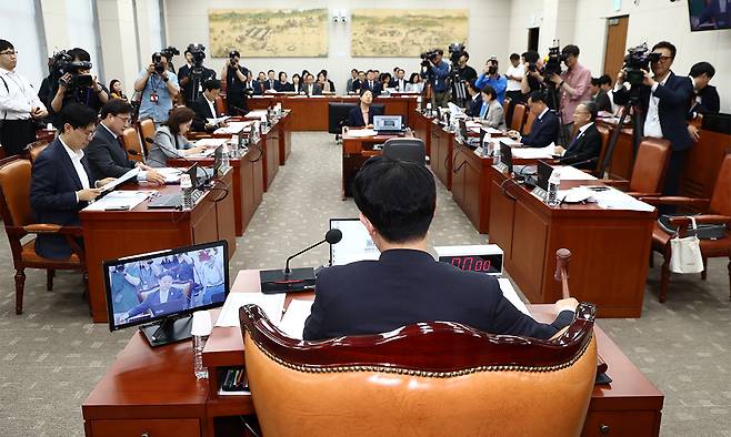 김영호 교육위원장이 11일 서울 여의도 국회에서 열린 교육위원회 전체회의에서 의사봉을 두드리고 있다. 뉴스1