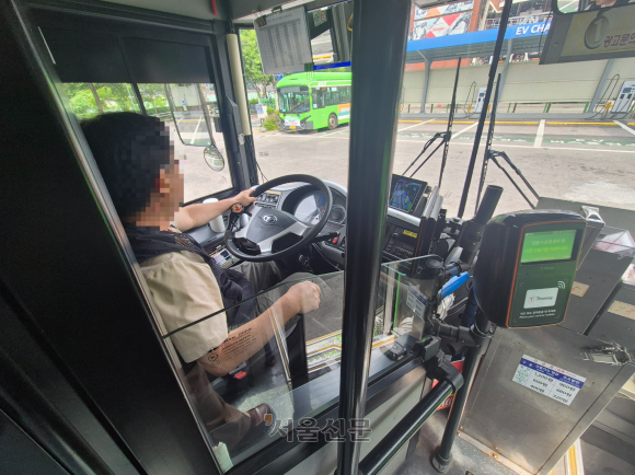 서울시 북한이탈주민 일자리 지원 사업을 통해 마을버스 운전사로 취직한 김모씨가 10일 금천구의 한 차고지에서 견습 교육을 받고 있다.