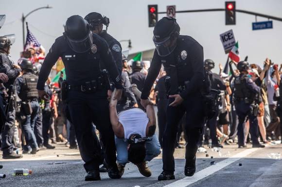 8일(현지시간) 미국 캘리포니아주 로스앤젤레스(LA) 도심에서 트럼프 행정부의 반이민정책과 불법 체류자 단속에 반대하는 대규모 시위가 벌어진 가운데, LA경찰이 시위대를 체포하고 있다. 2025.6.8 로스앤젤레스 AFP 연합뉴스