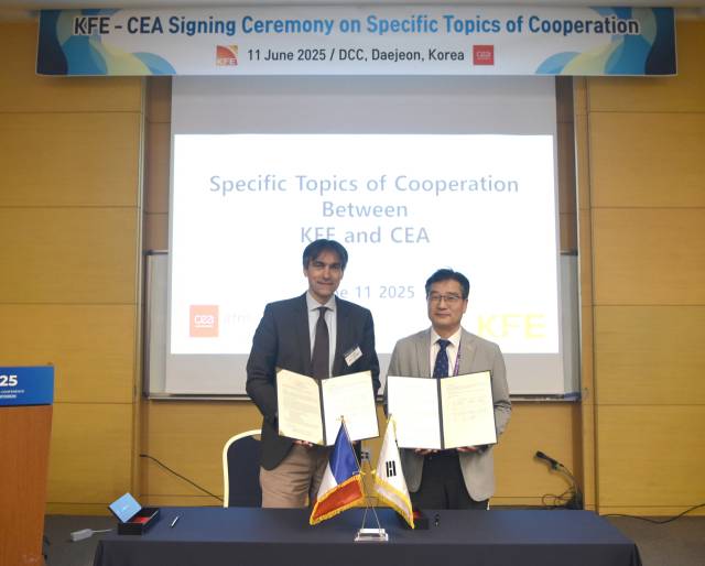 오영국(오른쪽) 핵융합연 원장과 제롬 부칼로시 CEA 소장이 11일 텅스텐 환경 기반의 핵융합 플라즈마 운전 기술 공동연구를 위한 협력을 체결했다. 사진 제공=핵융합연