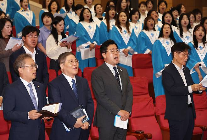 박찬대 더불어민주당 당 대표 직무대행 겸 원내대표(앞줄 왼쪽 세번째)가 11일 서울 여의도 국회 의원회관에서 열린 '새로운 대한민국 국민주권정부를 위한 국회기도회'에 참석해 찬송가를 부르고 있다. ⓒ연합뉴스