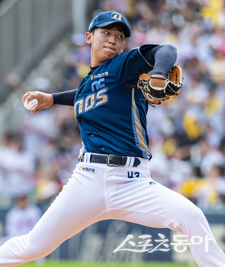 NC 다이노스 신영우는 올 시즌을 통해 불안했던 제구를 크게 개선했다는 평가를 받는다. 이호준 NC 감독은 “신영우가 직구의 비중을 늘리고, 스트라이크를 잘 던질 수 있다면 리그를 씹어먹는 투수로 갈 수 있을 것”이라며 칭찬과 조언을 동시에 남겼다. 사진제공|NC 다이노스