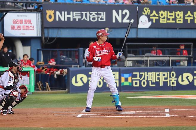 SSG 김성욱이 10일 잠실구장에서 열린 2025 KBO리그 LG전에서 타격 준비를 하고 있다. 이숭용 SSG 감독은 트레이드 이적 후 처음으로 선발출전하는 김성욱에게 심리적인 안정감을 주기 위해 “껌을 씹고, 단추를 1~2개 풀어봐라”라는 특별한 조언을 전했다. 사진 속 김성욱의 유니폼 상의 단추가 2개 풀어져 있는 것을 확인 할 수 있다. 사진제공|SSG 랜더스