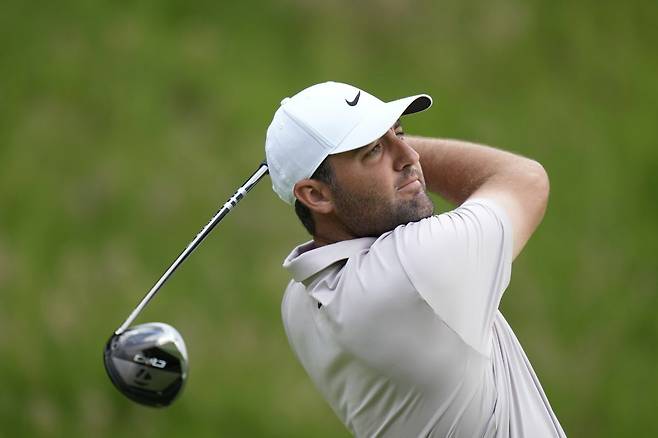 US오픈 개막을 하루 앞둔 11일(한국시간) 연습 라운드를 하고 있는 스코티 셰플러. 오크몬트(미 펜실베이니아주) | AP뉴시스