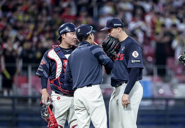 정보근(왼쪽)과 이야기를 나누고 있는 데이비슨. /사진=롯데 자이언츠