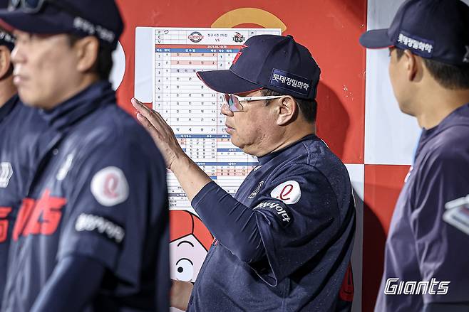 경기를 지켜보고 있는 김태형 감독. /사진=롯데 자이언츠