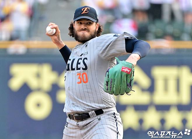 한화 이글스 선발투수 코디 폰세가 올해 정규시즌 경기에 등판해 투구하고 있다. 엑스포츠뉴스 DB