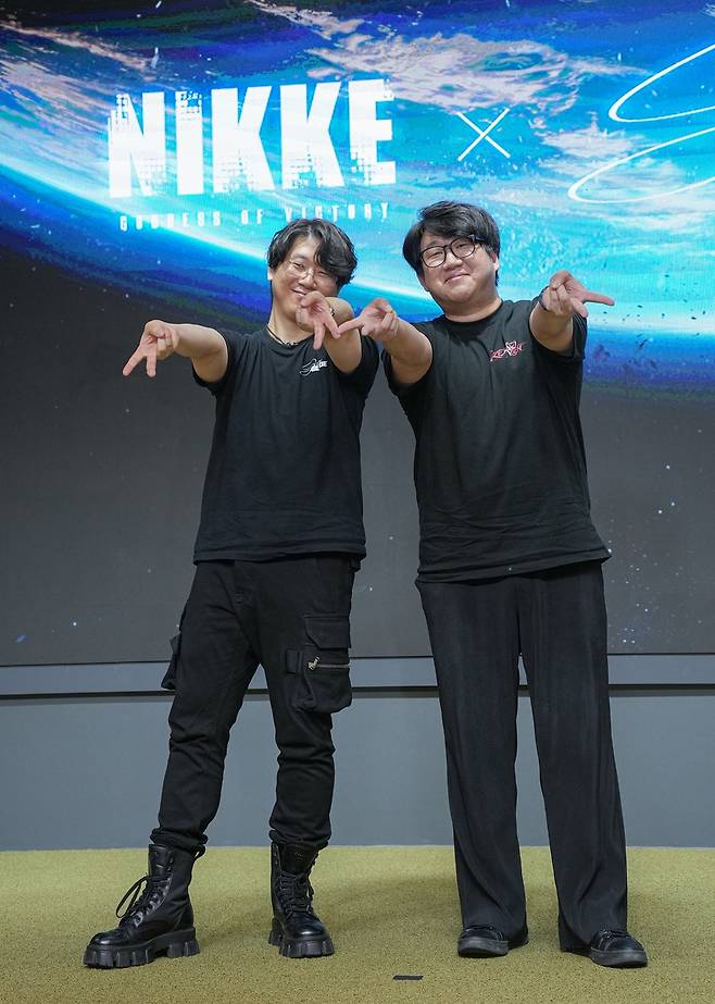 포즈 취하는 시프트업 김형태 대표·유형석 디렉터 (서울=연합뉴스) 김주환 기자 = 시프트업 김형태 대표(왼쪽)와 유형석 '승리의 여신: 니케' 디렉터가 5월 20일 서울 강남구에서 열린 기자 간담회에서 기념 사진을 촬영하고 있다. 2025.5.20 jujuk@yna.co.kr