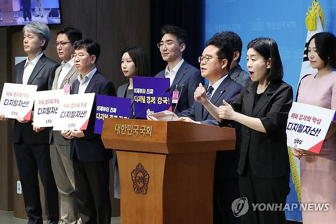 민주당 민병덕 의원, 디지털자산 기본법 발의 (서울=연합뉴스) 김주성 기자 = 더불어민주당 민병덕 의원이 10일 서울 여의도 국회 소통관에서 디지털자산 기본법 발의 기자회견을 하고 있다. 2025.6.10 utzza@yna.co.kr