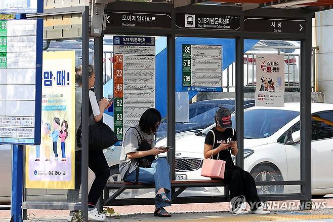 멈춰 선 광주 시내버스 (광주=연합뉴스) 정다움 기자 = 광주 시내버스 노조가 파업을 재개한 지 이틀째인 10일 오전 광주 서구 쌍촌동 한 버스정류장에서 시민들이 버스를 기다리고 있다. 2025.6.10 daum@yna.co.kr