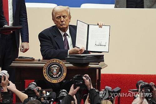 2기 취임 당일 행정명령 서명하는 트럼프 대통령 (워싱턴DC AP=연합뉴스 자료사진) 2025년 1월 20일 취임한 도널드 트럼프 미국 대통령이 백악관 집무실에서 행정명령 문서들에 서명하고 있다. (AP Photo/Evan Vucci, File) 2025.6.11.