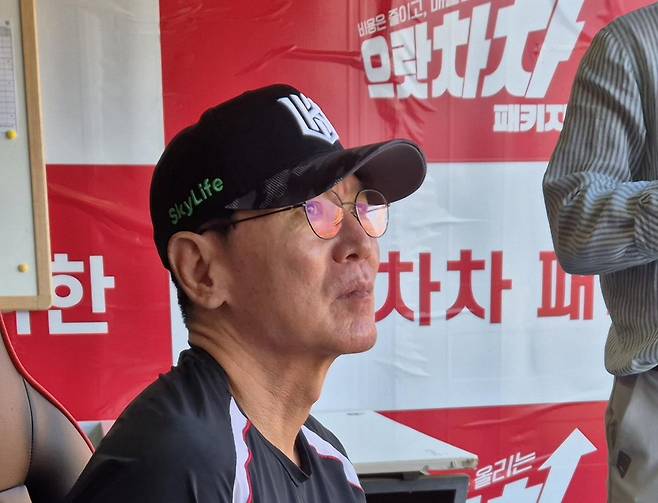 인터뷰하는 kt wiz 이강철 감독 (수원=연합뉴스) 김경윤 기자 = 이강철 kt wiz 감독이 11일 수원케이티위즈파크에서 2025 프로야구 롯데 자이언츠와 홈경기를 앞두고 인터뷰하고 있다. 2025.6.11. cycle@yna.co.kr