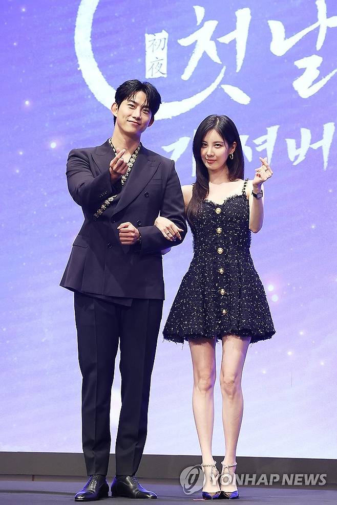 서현-옥택연, 다정하게 하트 (서울=연합뉴스) 강민지 기자 = 배우 옥택연(왼쪽), 서현이 11일 서울 구로구 더세인트웨딩에서 열린 KBS 2TV 새 수목드라마 '남주의 첫날밤을 가져버렸다' 제작발표회에서 포즈를 취하고 있다. 2025.6.11 mjkang@yna.co.kr