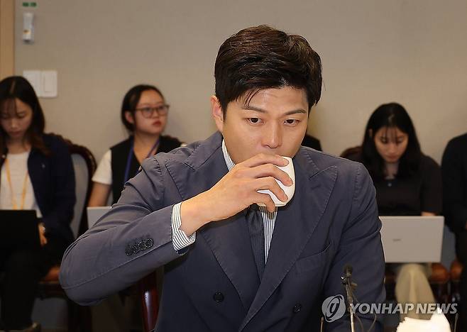 물 마시는 김용태 비상대책위원장 (서울=연합뉴스) 박동주 기자 = 국민의힘 김용태 비상대책위원장이 11일 서울 여의도 한 식당에서 열린 당 상임고문단과의 회의에 참석해 물을 마시고 있다. 2025.6.11 pdj6635@yna.co.kr