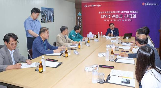김두겸 울산시장과 홍성우 시의원은 12일 울산 울주군 교동리 인근 울산역 복합환승센터 주변 기반시설 정비공사 현장사무소를 방문해 지역 주민대표들과 간담회를 진행하고 있다. 이수화 기자