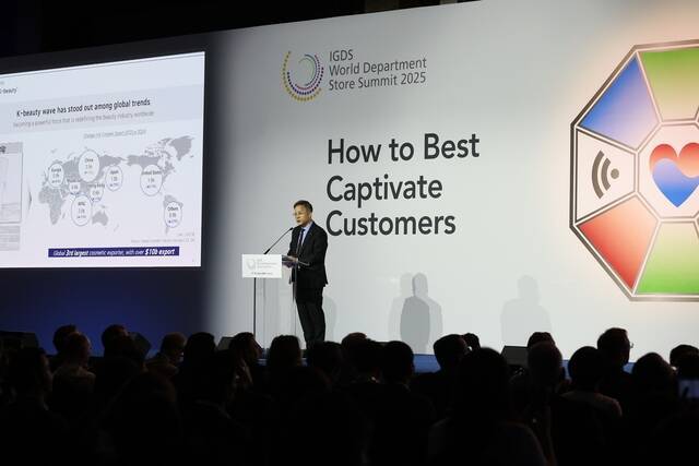 12일 서울 소공동 롯데호텔에서 열린 '제16회 IGDS 월드 백화점 서밋(WDSS)'에서 김승환 아모레퍼시픽 대표가 강연하고 있다. /롯데백화점