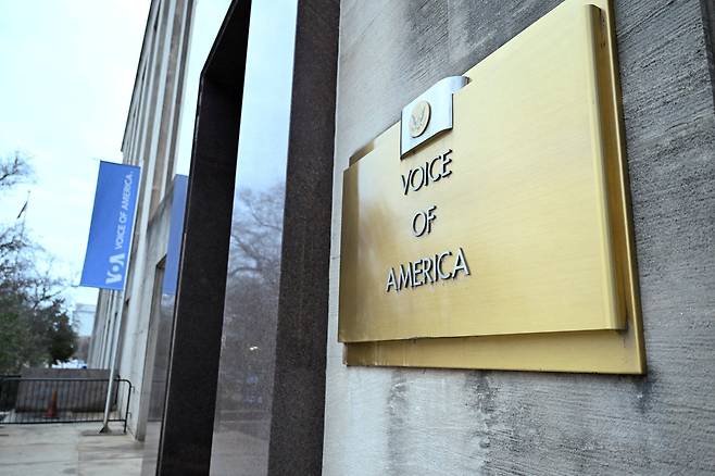 미국 워싱턴 DC에 있는 미국의 소리(VOA) 방송 입구. 트럼프 정부 출범 후 서비스가 중단돼 사실상 폐쇄된 상태다. /연합뉴스