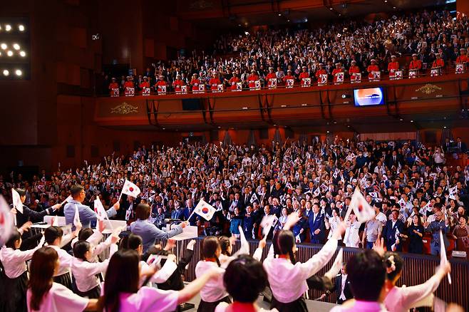 2024년 8월 15일 서울 종로구 세종문화회관에서 열린 제79주년 광복절 경축식에서 참석자들이 태극기를 손에 들고 만세삼창을 하고 있다./뉴스1