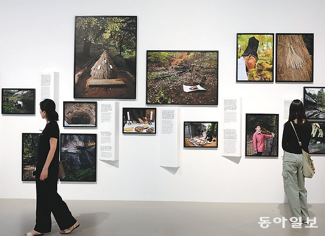10일 서울 도봉구 창동에 위치한 서울시립 사진미술관에서 관람객들이 전시품을 둘러보고 있다. 국내 최초의 사진 매체 특화 공공미술관인 이곳은 ‘기록물이자 작품’으로서의 사진과 사진문화를 알리기 위해 10년의 준비 끝에 지난달 29일 문을 열었다. 신원건 기자 laputa@donga.com