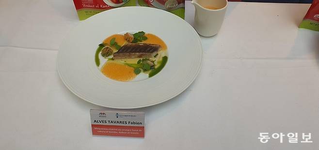 10일(현지 시간) ‘김치 쿡오프’에서 1위를 차지한 절여진 고등어와 김치. 파리=조은아 특파원 achim@donga.com