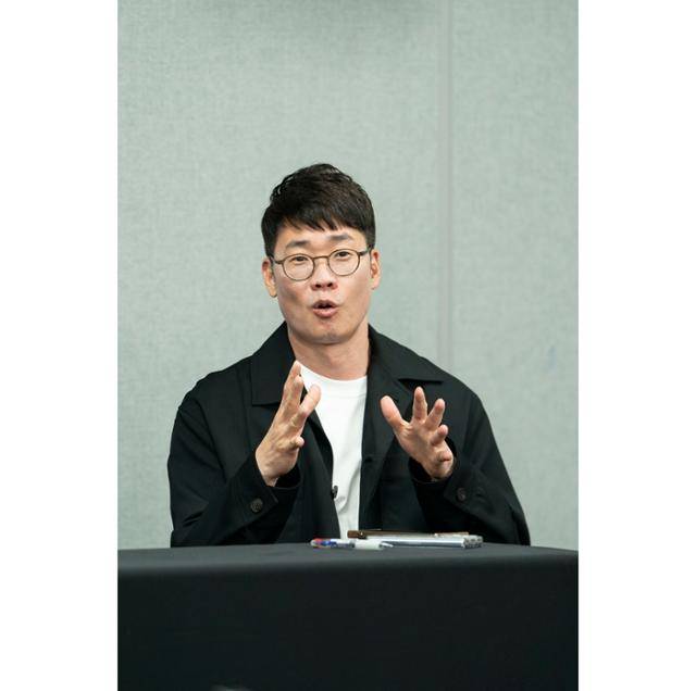 12일 오후 용인 처인구에 위치한 용인미르스타디움에서는 쿠팡플레이 오리지널 예능 '슈팅스타2' 기자간담회가 열렸다. 현장에서는 연출을 맡은 조효진 PD와 최용수 감독, 설기현 코치를 비롯해 시즌2 신규 선수인 구자철 이근호와 깜짝 방문 선수인 프리미어리그 출신 특급 용병 파트리스 에브라가 참석했다. 쿠팡플레이 제공