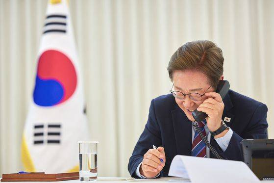 이재명 대통령이 지난 6일 대통령실 관저에서 도널드 트럼프 미국 대통령과 전화 통화를 하고 있다. 대통령실 제공