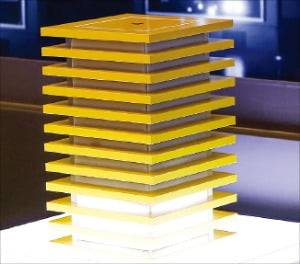 D램을 쌓아올린 HBM 구조를 확대한 모형.