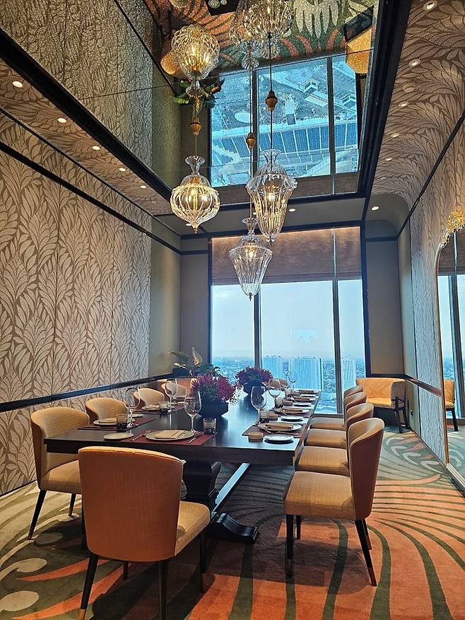 (위)중국 정통 요리를 선보이는 레드랜턴 / 38층 스카이바와 연결된 피네스트라 이탈리안 스테이크 하우스(사진=정상미)