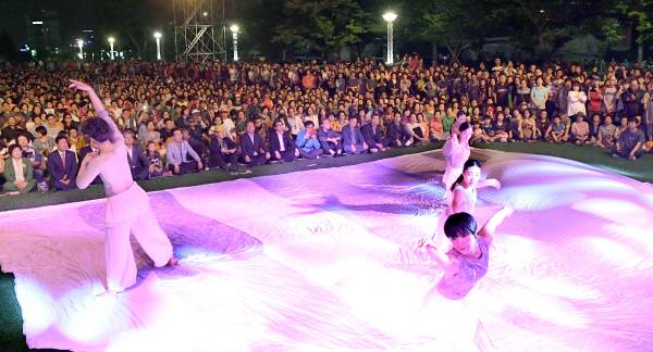 2017년 6월 18일 부산 부산진구 송상현광장에서 고리1호기 영구 정지를 자축하는 ‘Stop! 고리1호. Go! 클린 부산 시민한마당’ 행사가 열리고 있다. 국제신문 DB