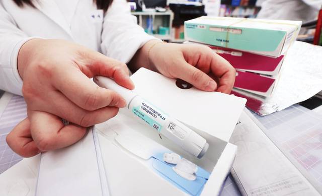 비만 치료 주사 위고비의 처방량이 늘면서 이상 사례 보고도 급증하고 있다. 서울 종로구 새종로약국에서 약사가 비만치료제 위고비에 대해 설명하고 있는 모습. 연합뉴스