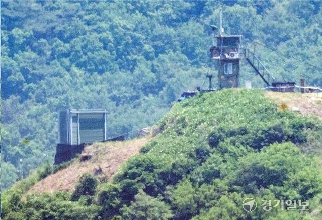 정부가 지난 11일 오후 대북 확성기 방송을 선제적으로 중단하자 북한도 12일 0시를 기해 대남 소음 방송을 전면 중단했다. 파주·강화 등 접경지 주민들은 1년여간 이어진 기괴한 소음에서 벗어났으나 언제 다시 시작될지 모른다는 불안감은 여전히 가시지 않고 있다. 사진은 12일 방송을 중단한 접경지역의 남북 확성기. 조주현기자