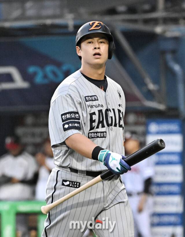 27일 오후 서울 잠실야구장에서 진행된 '2025 프로야구 KBO리그' LG트윈스와 한화이글스의 경기. 한화 노시환이 4회초 선두타자로 나서 삼진을 당한 뒤 아쉬워 하고 있다./마이데일리