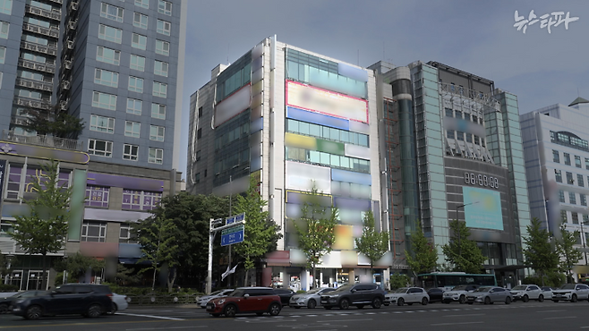 이한주 국정기획위원장이 상가 2채를 보유 중인 경기도 성남시 분당구 야탑동 건물(가운데). 이 위원장은 지난 2001년 이 상가를 매입해 지금까지 임대하고 있다. 임대 수익은 월 500만 원 정도다.