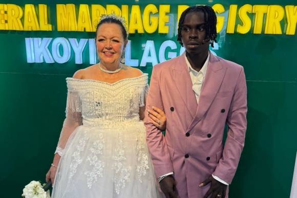 68세인 미국 여성 케이와 25세 나이지리아 남성 에이블랙은 ‘랜선 연애’를 이어가다 지난해 10월 나이지리아에서 결혼했다. 에이블랙은 3번의 이혼을 겪은 케이의 4번째 남편이 됐다. 에이블랙 인스타그램 캡처