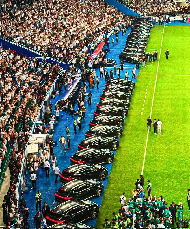 10일 우즈베키스탄 부뇨드코르 스타디움에 줄지어 준비된 SUV 차량들. 이는 2026 국제축구연맹(FIFA) 월드컵을 통해 사상 첫 월드컵 본선 진출을 이룬 우즈베키스탄 대표팀 선수들에게 모두 주어지는 포상이다. /사진=풋볼팩틀리 SNS 캡처