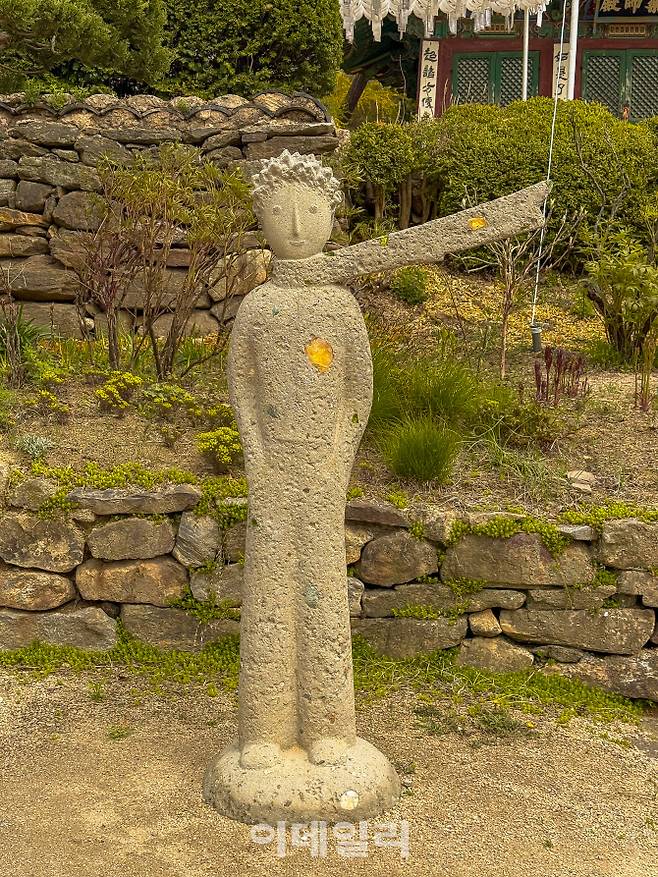 전등사 내에 있는 어린 왕자 조각상. 당초 미술 전시를 위해 들여왔으나 행사 이후 사찰 측에서 매입한 것이 여러 개 남아 있다.