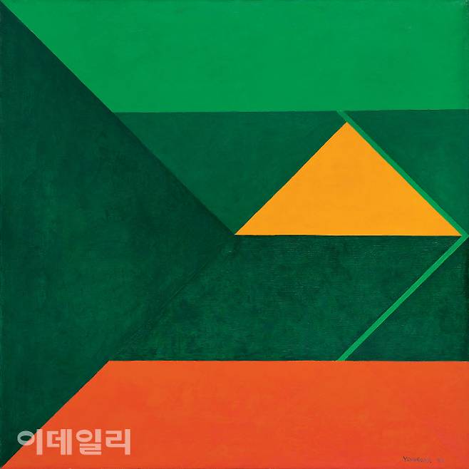 유영국의 ‘산’(1970). 작가에게 산은 붓을 잡은 이래 한결같이 그려온 소재이면서 주제였다. 모티프로 삼고 변주했고 실험했다. 덕분에 작가의 산은 끊임없이 움직였다. 1960년대 후반에서 1970년대 중반까지 작가의 작업에서 도드라진 산은 기하학적 도형을 입고 있다. 이전 시절에 비해 밝은 원색, 정돈된 형태로 중첩과 병렬을 반복하며 ‘서정적 기하추상’이란 평가를 끌어냈다. 정사각형 캔버스를 가르는 대각선을 도구로 삼은 이 작품은 기하추상에 완전히 녹아든 작가 고유의 산에 성큼 다가서게 한다. 캔버스에 유화 물감, 136.5×136.5㎝. 국립현대미술관(이건희컬렉션) 소장.