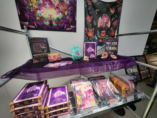 - 카운터 옆에서는 조그맣게 카페 테마와 관련된 쿠키런 굿즈를 판매한다