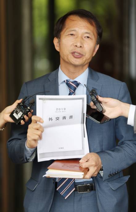 취재진 앞에 선 송기호 변호사(2015년 12월)〈사진=연합뉴스〉