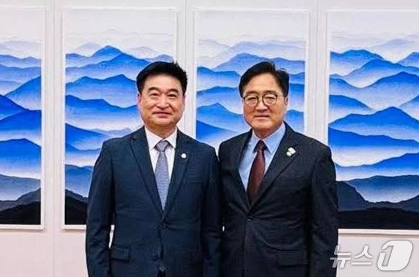 최혁진 더불어민주당 국회의원(비례)이 최근 국회에서 비례대표 의원 승계 후 우원식 국회의장을 만난 모습. (최혁진 더불어민주당 국회의원 페이스북 갈무리. 재판매 및 DB금지) 2025.6.12/뉴스1