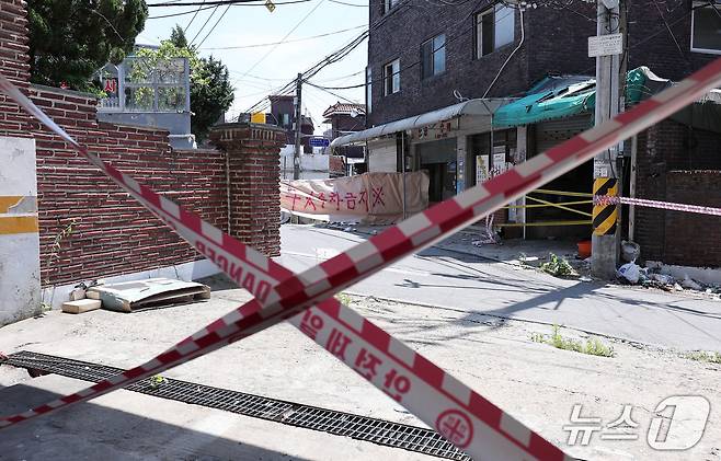 12일 출입통제된 서울 용산구 한남3구역 재개발 현장의 모습.