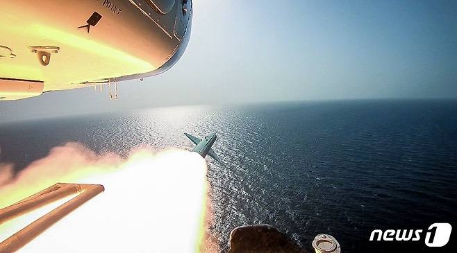 2020년 7월 이란 혁명수비대가 호르무즈해협 근처 군사훈련 중 보트서 미사일을 발사하고 있다. ⓒ AFP=뉴스1 ⓒ News1