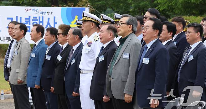 13일 오후 경기 평택시 포승읍 해군 2함대 사령부에서 열린 '제1연평해전 승전 26주년 기념행사'에서 당시 지휘관과 참전용사들이 해군가를 제창하고 있다. 2025.6.13/뉴스1 ⓒ News1 장수영 기자