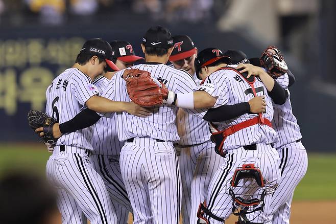 LG가 27일 서울 잠실구장에서 열린 2025 KBO리그 정규시즌 한화전 승리 후 마운드에 모여 자축하고 있다. 사진 | 연합뉴스