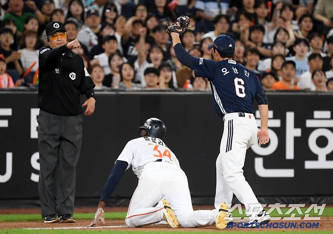 12일 대전 한화생명볼파크에서 열린 한화 이글스와 두산 베어스의 경기. 7회말 2사 1,3루 한화 이원석 2루 도루 때 3루 주자 플로리얼이 견제에 걸려 태그 당하고 있다. 대전=박재만 기자 pjm@sportschosun.com/2025.06.12/